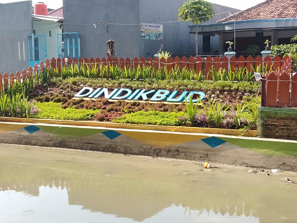 Resik Resik Taman Kali Tuntang Demak Dinas Pendidikan Dan Kebudayaan